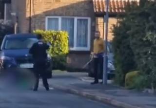 Появилось видео, как в Лондоне мужчина с самурайским мечом напал на людей