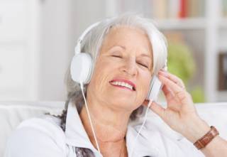 Пожилым людям посоветовали слушать музыку