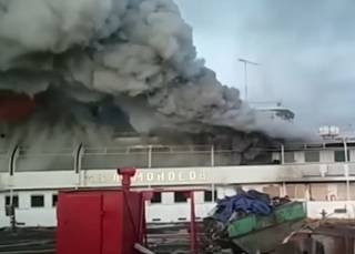 В России эпично вспыхнуло круизное судно – видео пожара