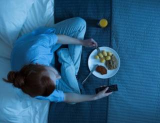 Американский диетолог объяснила, почему не следует есть перед сном