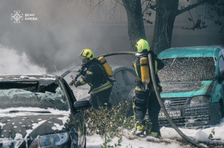 У Києві на парковці згоріло близько 30 авто, один автобус та 10 мотоциклів