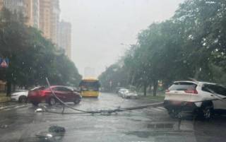 Киев заливает дождем, есть проблемы с транспортом
