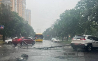 Київ заливає дощем, є проблеми із транспортом