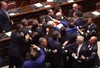 В итальянском парламенте произошла эпичная драка