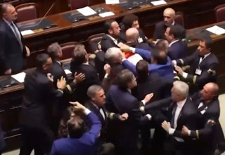В італійському парламенті сталася епічна бійка