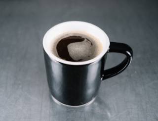 Китайцы объяснили, почему полезно пить кофе на работе