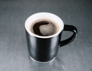 Китайці пояснили, чому корисно пити каву на роботі
