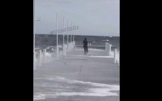 В Одессе с пирса во время шторма смыло в море очередную девушку