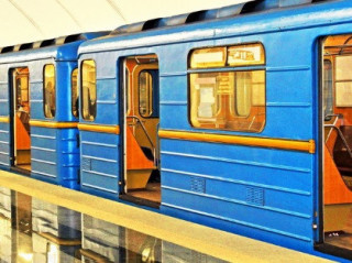 У Києві людина потрапила під поїзд метро