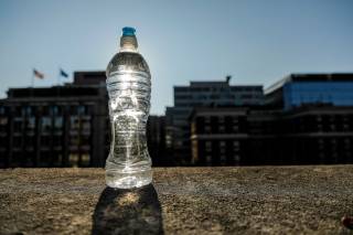 Вода в пластиковых бутылках: вред от солнечного света