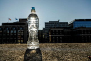 Вода у пластикових пляшках: шкода від сонячного світла
