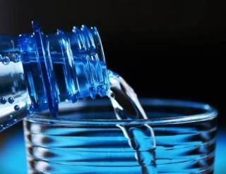 Эндокринолог объяснила, как правильно пить воду в жару