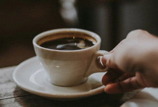 Медики пояснили, чому каву потрібно пити гарячою