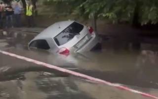 В Киеве автомобиль провалился под aсфальт