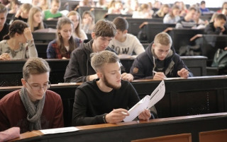 У МОН пояснили, як студентам-чоловікам та викладачам виїхати за кордон