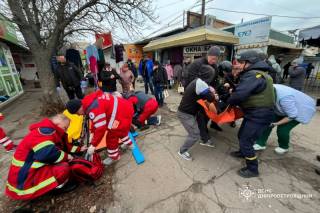 Оккупанты ударили по рынку в Никополе: много раненых