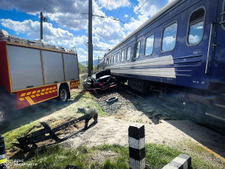 На Закарпатті автомобіль врізався у потяг