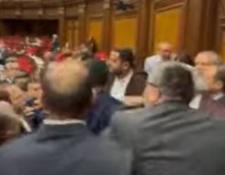 Появилось видео эпичной драки в парламенте Армении