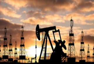 Нафта у світі знову поступово дорожчає