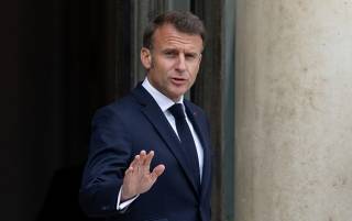 Макрон призвал «тихо» вооружать Украину
