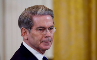Міністр фінансів США назвав Путіна військовим злочинцем