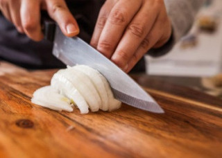 Як нарізати цибулю без сліз? Вчені розкрили легендарний кулінарний секрет