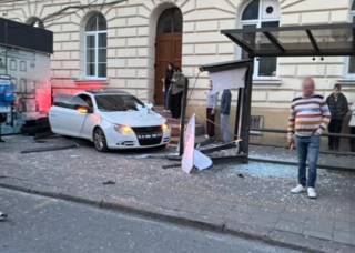 Во Львове автомобиль влетел в остановку общественного транспорта