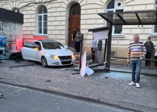 У Львові автомобіль влетів у зупинку громадського транспорту
