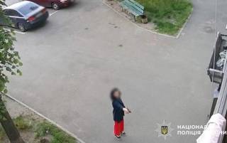 В Киеве женщина открыла стрельбу по дверям многоэтажки