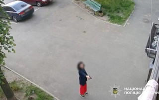 У Києві жінка відкрила стрілянину по дверях багатоповерхівки