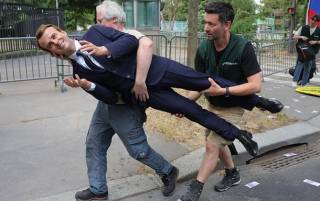 В Париже из музея украли статую Макрона и принесли под посольство РФ