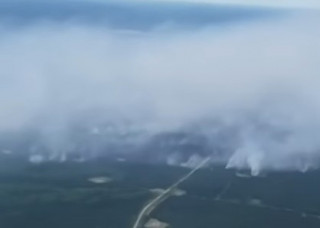 Епічні лісові пожежі у Канаді знищили сотні будинків