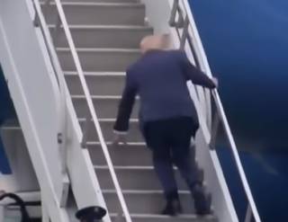 Трамп и Рубио едва не упали при посадке в самолет