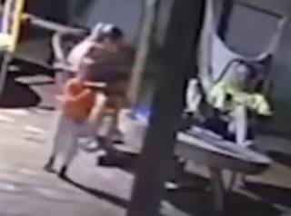 Появилось видео, как в Бразилии двухлетний ребенок случайно застрелил свою мать
