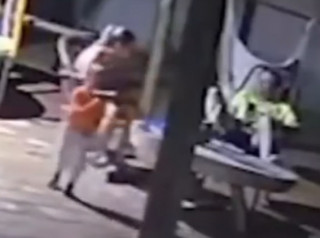 З'явилося відео, як у Бразилії дворічна дитина випадково застрелила свою матір.