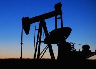 На фоне обстрелов Ирана в мире быстро дорожает нефть