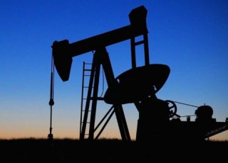 На тлі обстрілів Ірану у світі швидко дорожчає нафта