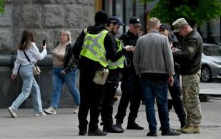 В центре Киева усилили меры безопасности: проверяют машины и документы