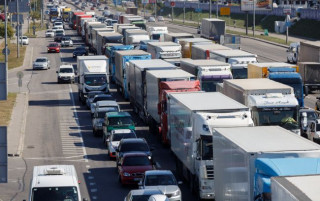Київ закрито для вантажного транспорту. Поліція пояснила, як діяти водіям