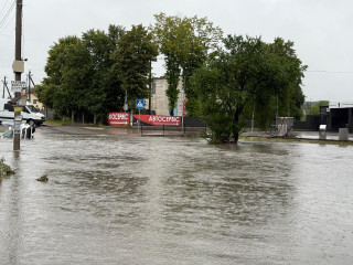 Під Львовом річка Зубра вийшла із берегів