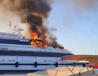 Появилось видео, как во Франции горела шикарная яхта Sea Lady II