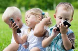 Вчені з'ясували, до якого віку дитині не можна користуватися смартфоном
