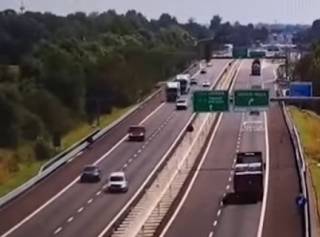 Появилось видео, как в Италии самолет упал прямо на оживленную трассу