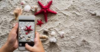 Туристов призвали быть внимательными со своими телефонами на пляжах на этой неделе