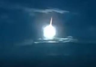 В небе над Японией заметили таинственный огненный объект