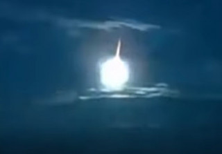 У небі над Японією помітили таємничий вогняний об'єкт