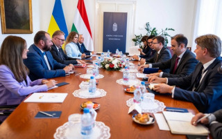 Київ та Будапешт обговорили розблокування вступу до ЄС