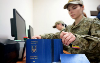 Чоловіків віком 18-22 років вже почали випускати за кордон