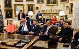 Лідери ЄС у Парижі обговорять розгортання військ, — FT