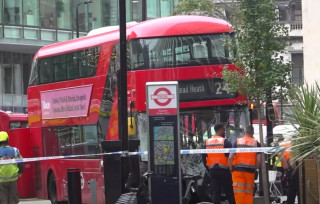 У центрі Лондона автобус врізався у натовп пішоходів